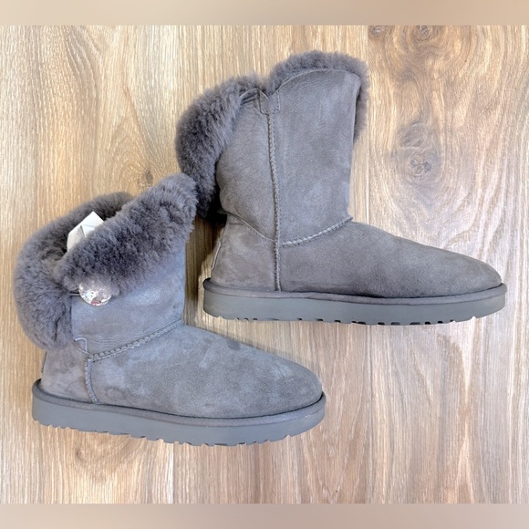 Uggs Women’s Bailey Button Bling Boots Gray Silver Rhinestone Sz 9 EUC - Picture 1 of 8